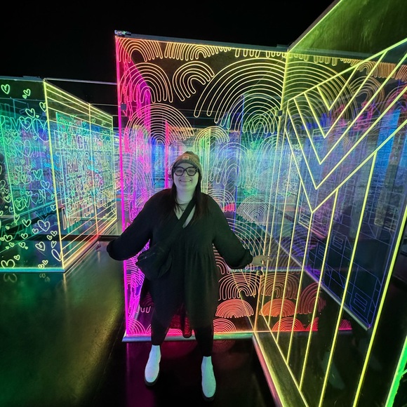 Meet your Posher, Carly - Picture 3 of 4